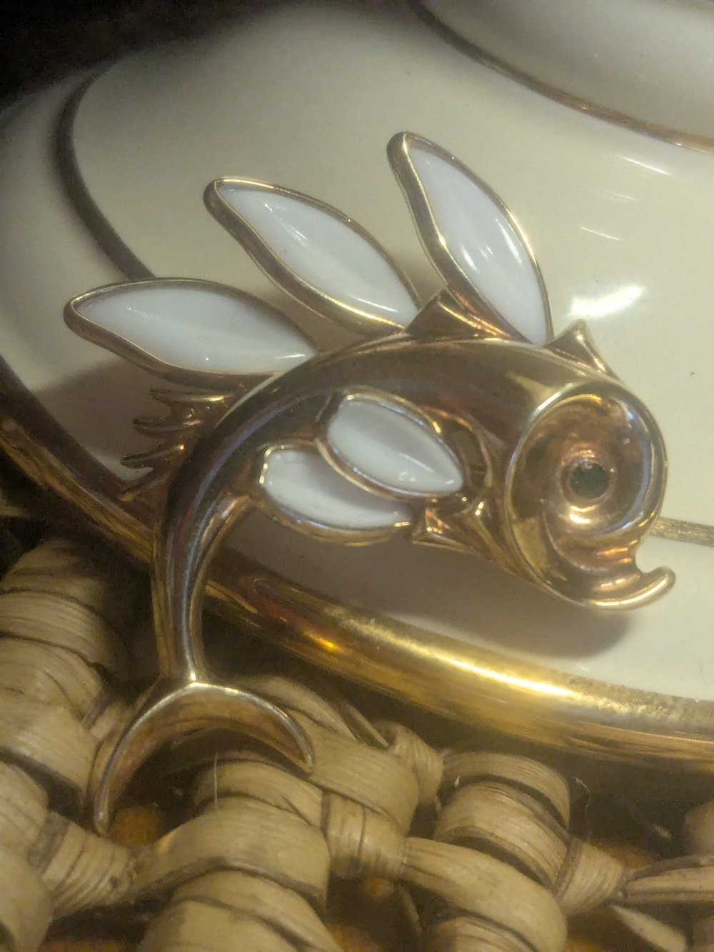 Alfred Philippe Trifari Fish Brooch with White Milk Glass Fins 50s Glam